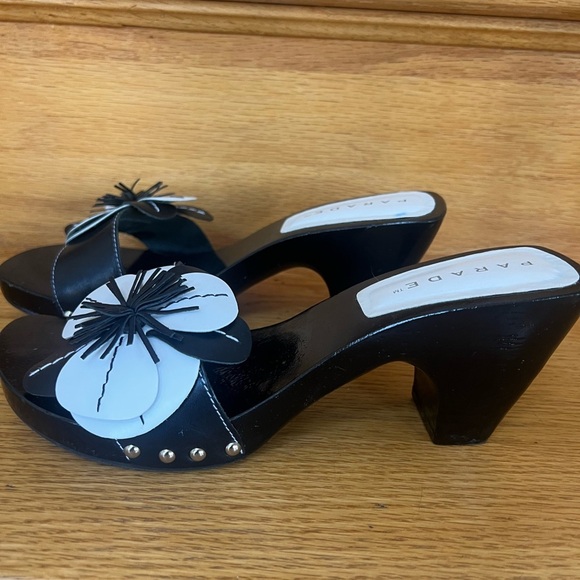 Black and White Heels with Floral Design - Picture 2 of 4